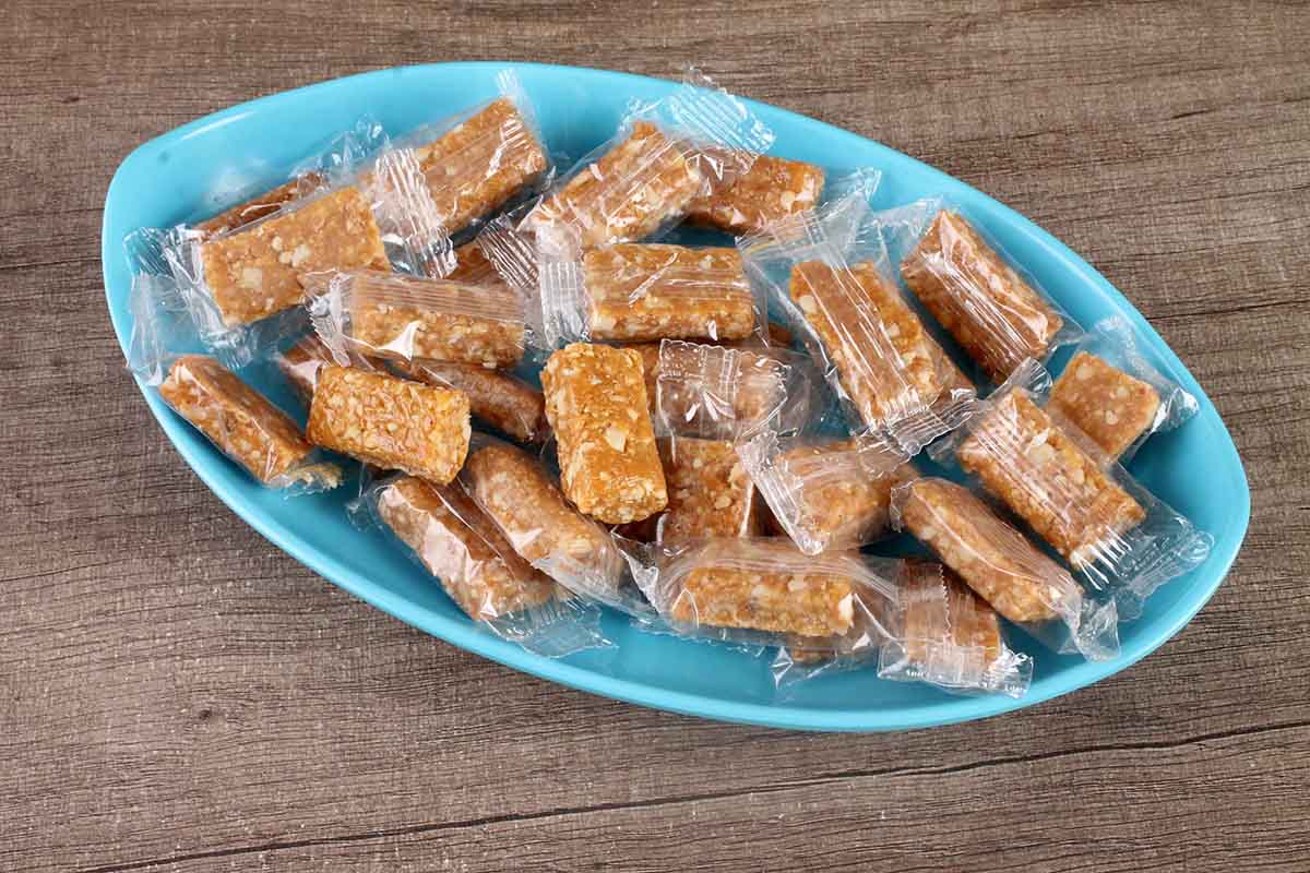 Crush Peanut Chikki Cubes 200 Gm